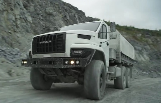 Deze Russische truck sloopt alles dat op zijn pad komt