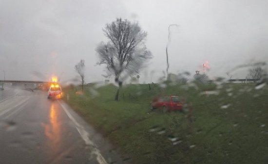 Opgepast! Zware regenval zorgt voor chaos op de weg