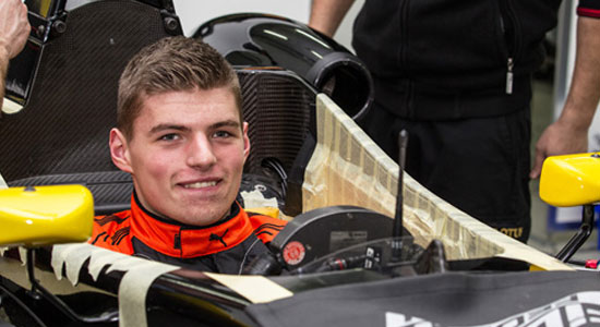 Max Verstappen tijdens het aanmeten van het stoeltje eerder deze week