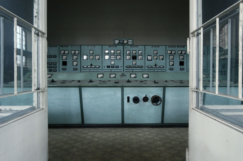 This Dieselpunk Shrine Hides a Century-Old, Fully Operational 800 HP Motor 