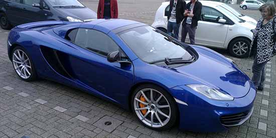 McLaren MP4-12C in het blauw