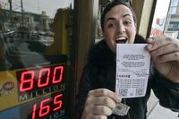 
Het winnende lot? Brian Kenny uit Pennsylvania laat trots zijn ’lucky numbers’ zien.

