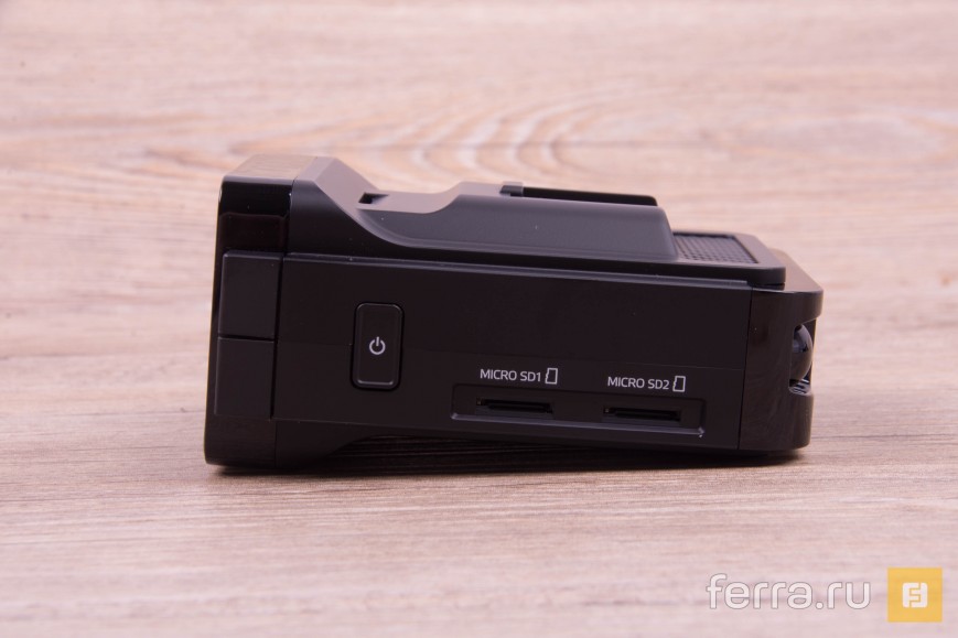Кнопка включения и два слота для microSD