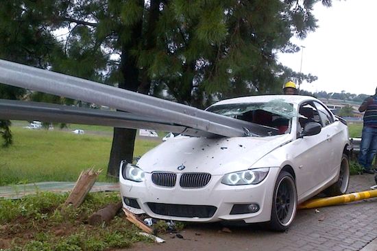 Wow, deze BMW-rijder heeft extreem veel geluk gehad