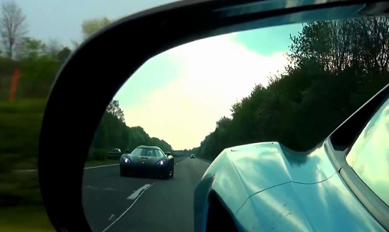 Koenigsegg in je spiegel