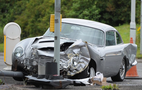 Raadt de schade: Aston Martin DB5 maakt heftige klapper