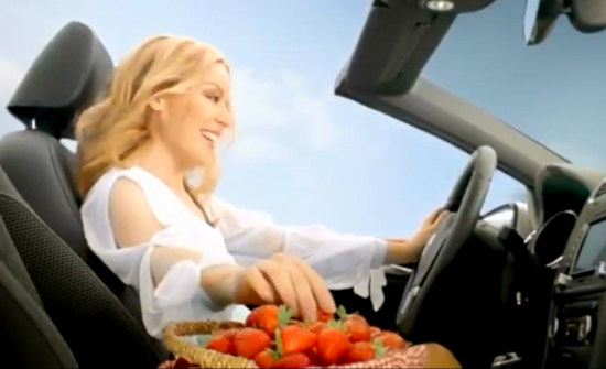 Kylie Minogue eet aardlingen in een Golf