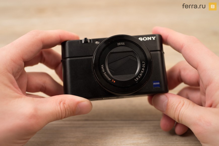 Sony Cyber-shot RX100 IV в руках