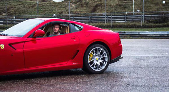 Bandjes oproken in een Ferrari