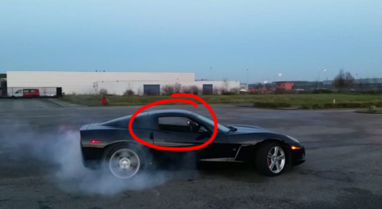 Corvette doet burnout zonder bestuurder