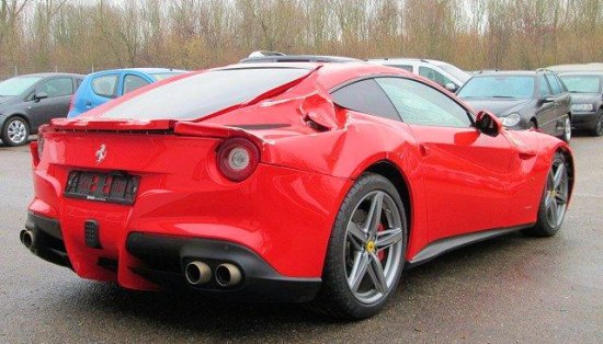 Ferrari F12b met schade