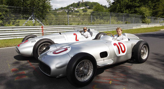 Twee prachtige zilverpijlen op de Nürburgring.