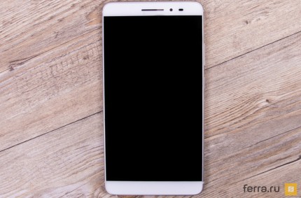 Выключенный Lenovo Phab Plus кажется безрамочным, хотя это далеко не так