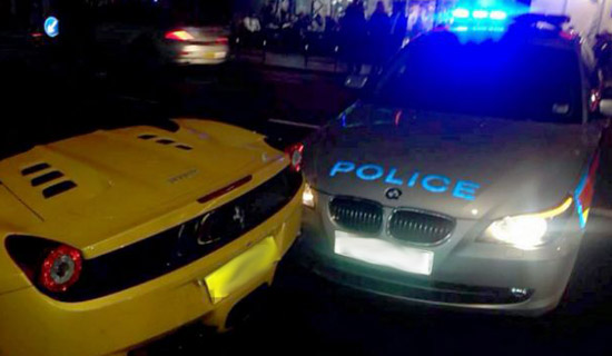Politie crasht tegen 458 Spider