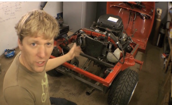 Garageheld legt 600 cc-blok in oude Tuk Tuk