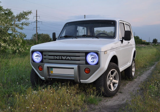 Lada Niva met nosejob