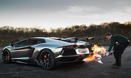 Man roostert kalkoen achter Lamborghini Aventadeer 
