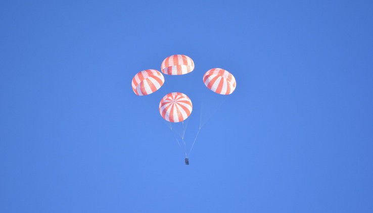 Space X тестирует посадочные парашюты для доставки астронавтов на Землю