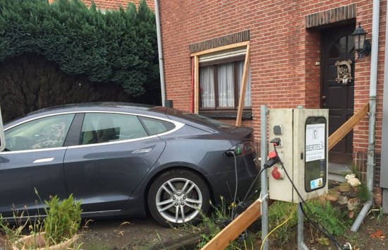 Logica: een Tesla Model S kopen en illegaal stroom aftappen