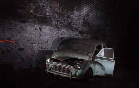 Morris Minor achtergelaten in spoorwegtunnel
