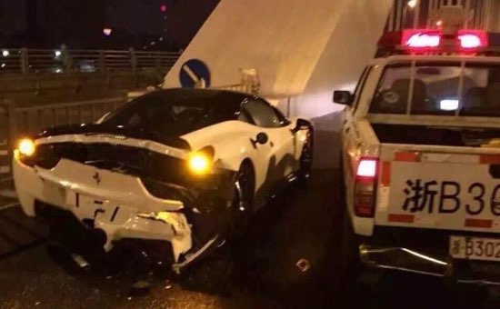 Politie-wagen botst op witte Ferrari 458