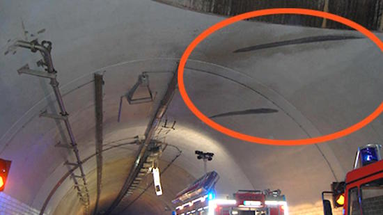 Spectaculaire crash: vrouw (24) rijdt ondersteboven door tunnel