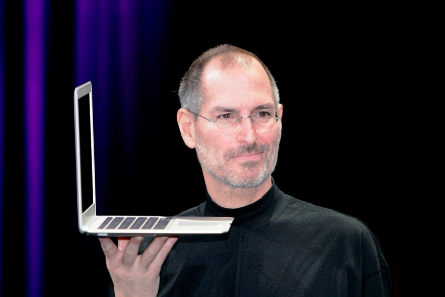 Стив Джобс демонстрирует Apple MacBook Air на выставке  Macworld Conference & Expo в 2008 году