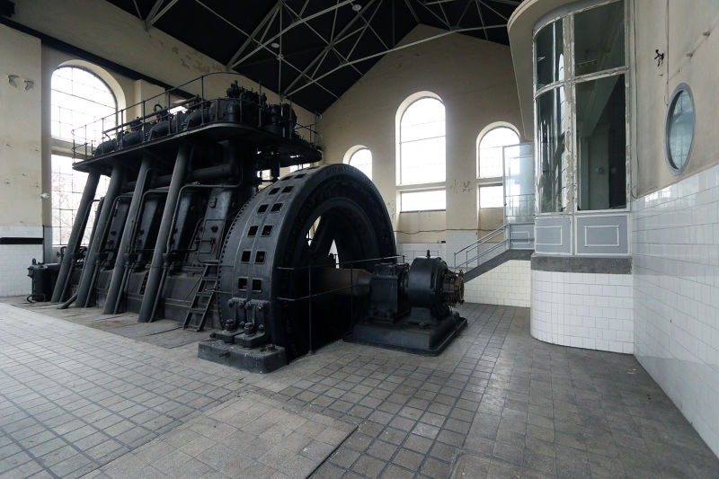 This Dieselpunk Shrine Hides a Century-Old, Fully Operational 800 HP Motor 