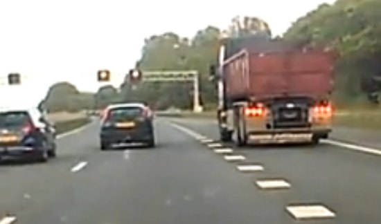 Deze trucker doet lompgevaarlijk op de A12