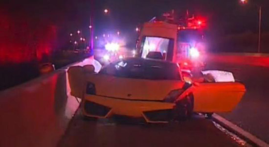 Stijlvol: gehuurde Lambo achtergelaten op snelweg na crash