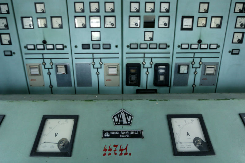 This Dieselpunk Shrine Hides a Century-Old, Fully Operational 800 HP Motor 