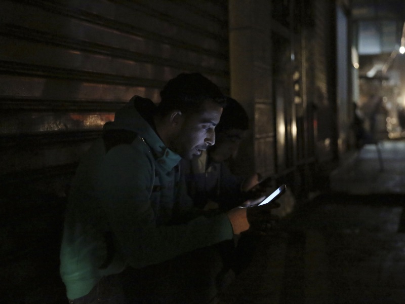 India Smartphone Shipments to Overtake Feature Phones in 2016: CMR
