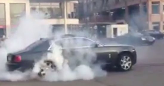 Rolls-Royce Ghost in een rookwolk