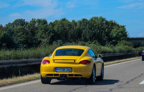 Cayman op de snelweg in Duitsland