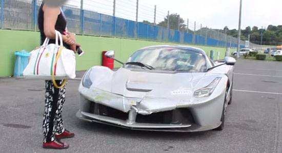 LaFerrari met schade