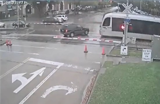 Jeep Cherokee is te laat met zijn U-turn, komt die tram!