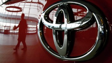 Машина в автосалоне компании Toyota в Токио. Архивное фото