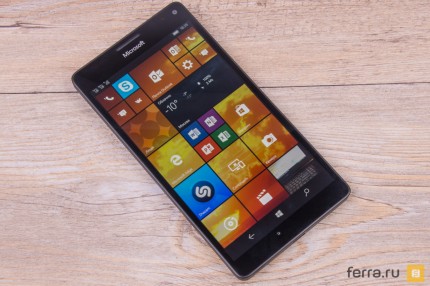 Лицевая панель Microsoft Lumia 950 XL. Отверстие под экранными клавишами — аляповато расположенный микрофон