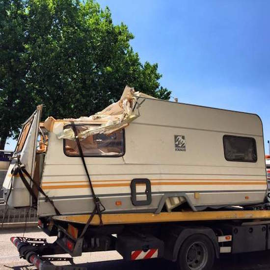 Nederlanders met caravan MASSAAL uitgelachen door Fransen