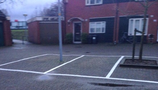 Avontuurlijk parkeren in Hoofddorp. Foto: Mariette Dietz