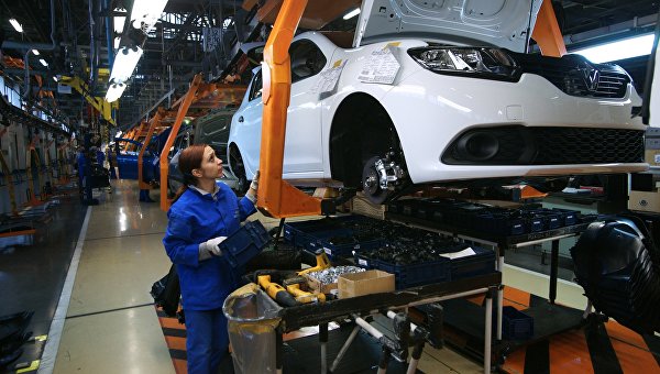 Сборочное производство производство на конвейере завода АвтоВАЗ. Архивное фото