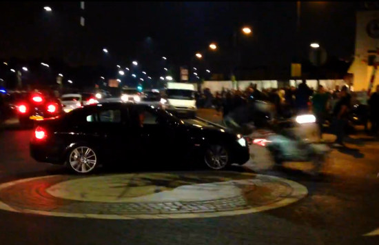 BMW crasht tegen scooter
