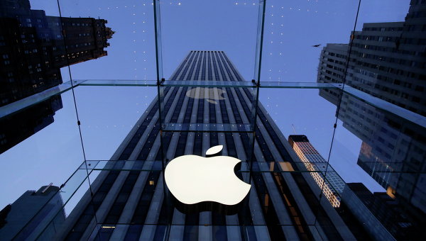 Логотип компании Apple над входом в здание в Нью-Йорке, США. Архивное фото