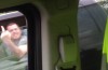 Video: bumperklevende F250 suffer from instant karma