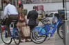 Man Gewinnt Bikeshare Stunts Reiten ein Citibike Über das Land