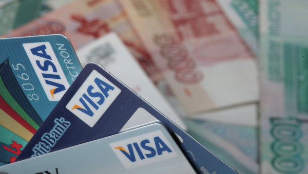 Пластиковые карты Visa. Архивное фото