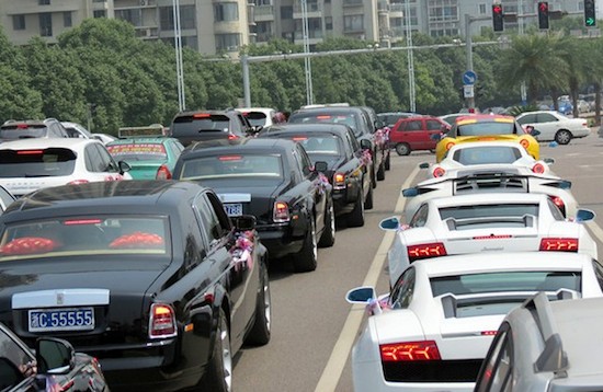 Chinese stad overspoeld door supercars tijdens trouwerij