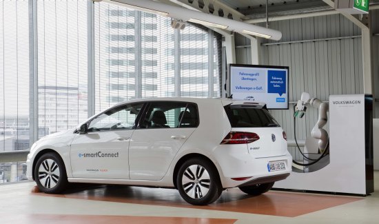VW showt V-Charge en e-smartConnect laadsystemen