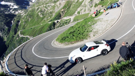 Nissan 370 Z vs wingsuitman