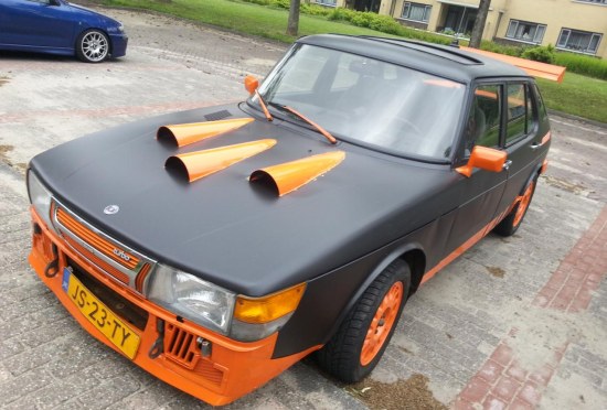 Saab 900 in oranjesferen